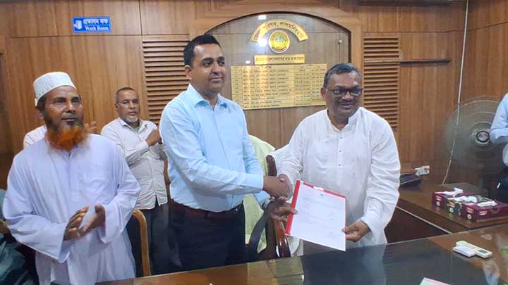 লালমনিরহাট জেলা পরিষদের প্রশাসক হিসেবে দায়িত্ব নিলেন একেএম মমিনুল হক