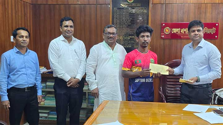 আন্তঃবিশ্ববিদ্যালয় ক্রীড়ায় অংশ নেওয়া লালমনিরহাটের  শিক্ষার্থীকে জেলা প্রশাসনের প্রণোদনা