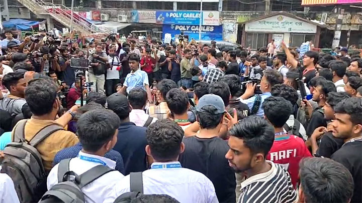 শিক্ষামন্ত্রীর পদত্যাগ দাবিতে সায়েন্সল্যাব অবরোধ, পরীক্ষার্থীদের বিক্ষোভ