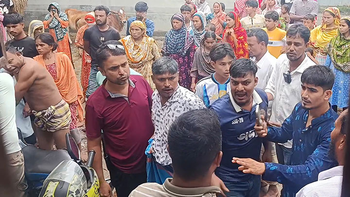 হাতীবান্ধায় পুলিশকে অবরুদ্ধ করে আসামি ছিনিয়ে নিল বিক্ষুব্ধ জনতা