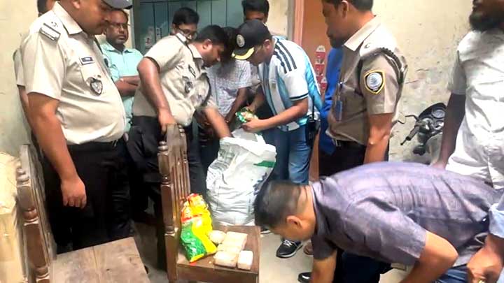 কুরিয়ার সার্ভিসে আসা চা-এর প্যাকেট থেকে ১২ হাজার পিস ইয়াবা উদ্ধার