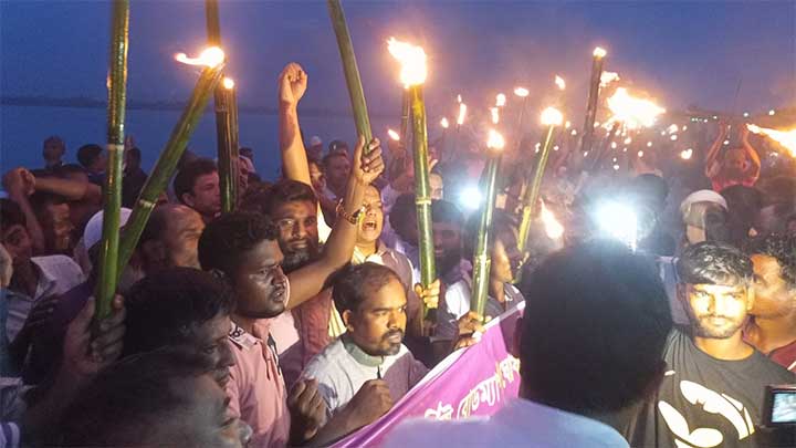তিস্তা মহাপরিকল্পনার একনেক অনুমোদনের দাবিতে তিস্তা পাড়ে আলোর মিছিল