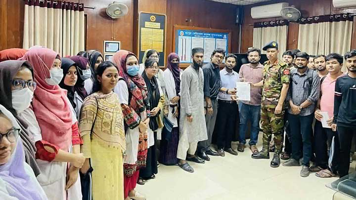 রংপুর মেডিকেল কলেজ হাসপাতালে অনির্দিষ্টকালের কর্মবিরতি পালনের ঘোষণা করেছে ইন্টার্ন চিকিৎসকরা