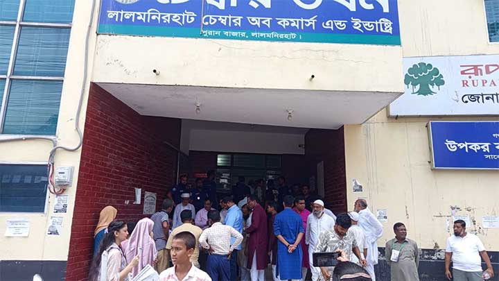 উৎসবমুখর পরিবেশে লালমনিরহাট চেম্বার অব কমার্সের ভোটগ্রহণ চলছে