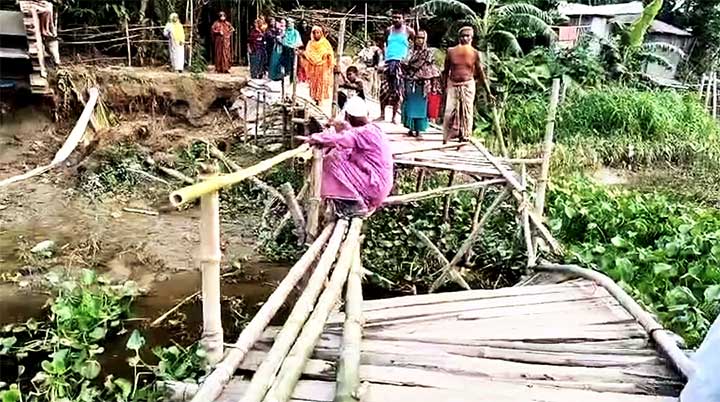 রাজারহাটে কাঠের সাঁকো ভেঙে ভোগান্তিতে গ্রামবাসী