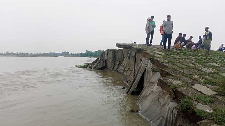 তিস্তা নদী গর্ভে বিলীন হয়েছে ১৪ লাখ টাকার পাইলিং :  হুমকিতে সেতু ও সড়ক