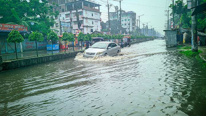রংপুরে ১৩০ মিলিমিটার বৃষ্টিপাত রেকর্ড প্রধান সড়ক ও নিম্নাঞ্চলে জলাবদ্ধতা
