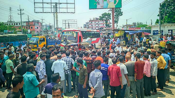 রংপুরে মোটর শ্রমিক ইউনিয়নের নির্বাচনের দাবিতে মহাসড়ক অবরোধ