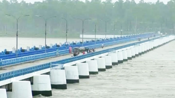 তিস্তা নদীর পানি বৃদ্ধি আকস্মিক বন্যায় দহগ্রামের বাইপাস সড়ক ভেঙে চলাচল বন্ধ