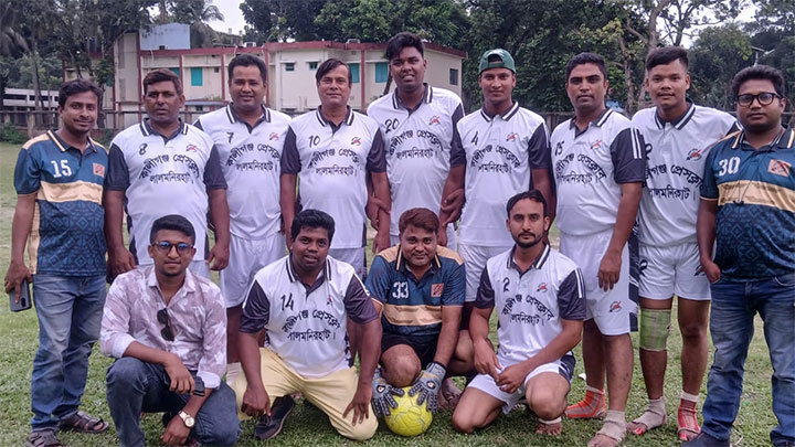 কালীগঞ্জে প্রীতি ফুটবলে অফিসার্স ক্লাবকে ২-০ গোলে হারিয়ে প্রেসক্লাব বিজয়ী