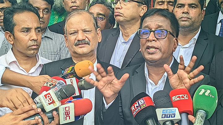রংপুরে শিক্ষক গণপতি চক্রবর্তীর শোবার ঘর পরিদর্শন করতে না দেয়ায় আইনজীবিদের ক্ষোভ