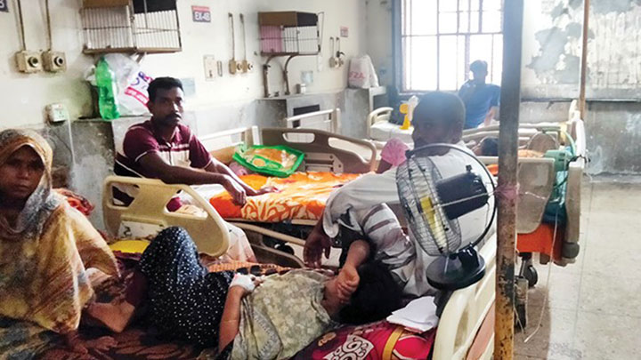 রংপুর মেডিকেলের করোনারি কেয়ার ইউনিটেরঅধিকাংশ এসি বিকল ফ্যান ধীরে ঘোরে রোগীদের ভোগান্তি চরমে