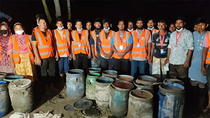 রংপুরে মাটির নিচ থেকে আড়াই হাজার লিটার  চোলাই মদ উদ্ধার