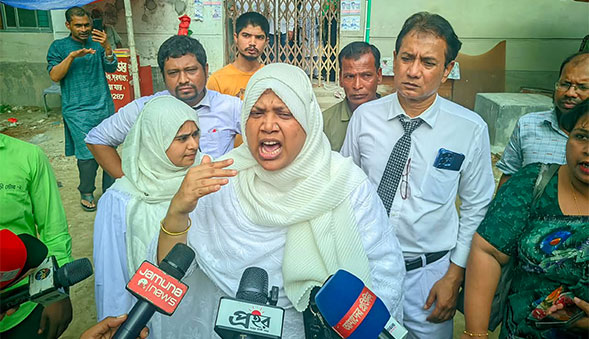 ভোটাধিকার হরনে মুচলেকাসহ কালাকানুন ইস্যু  রংপুর আদালত চত্তরে নতুন ও সমিতির আইনজীবিদের মধ্যে মারামারি, ধাওয়া, সাংবাদিক হেনস্তা