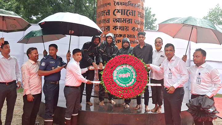 বৃষ্টি উপেক্ষা করে লালমনিরহাটে জুলাই শহিদ স্মৃতিস্তম্ভে পুষ্পস্তবক অর্পণ, শহীদ পরিবার ও জুলাই যোদ্ধাদের সংবর্ধনা