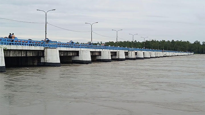 তিস্তার পানি  ডালিয়া পয়েন্টে বিপৎসীমা ১০ সেঃমিটার উপর দিয়ে প্রবাহিত হচ্ছে 