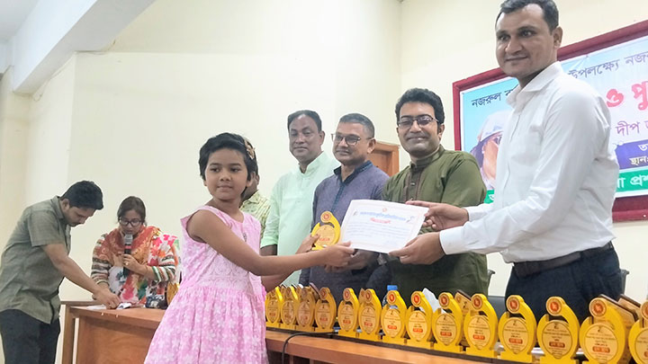 হাতীবান্ধায় নজরুল বর্ষ উদযাপন উপলক্ষে সেমিনার ও পুরস্কার বিতরণী অনুষ্ঠিত 