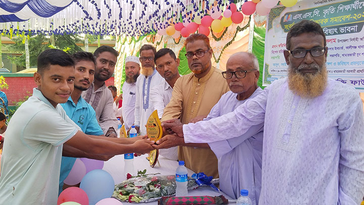 কালীগঞ্জে খামারভাতী যুব শক্তি ফাউন্ডেশনের আয়োজনে এসএসসি ও কৃতি শিক্ষার্থীদের সংবর্ধনা অনুষ্ঠিত