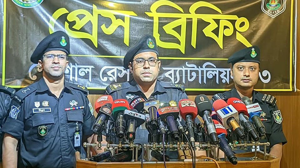 এসআরবি-১৩ অভিযানে প্রতারকসহ গ্রেফতার ৯ জন, অস্ত্র ও মাদক জব্দ