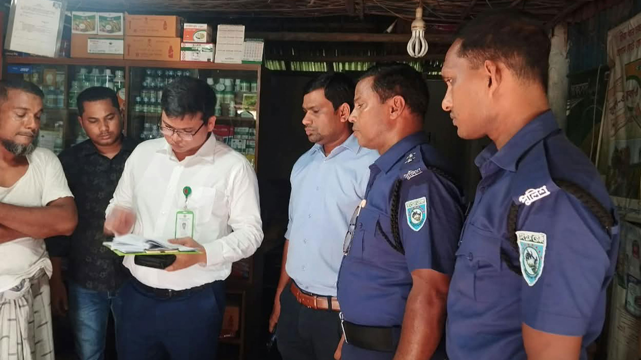 আদিতমারীতে অবৈধভাবে সার বিক্রির দায়ে ব্যবসায়ীর জরিমানা