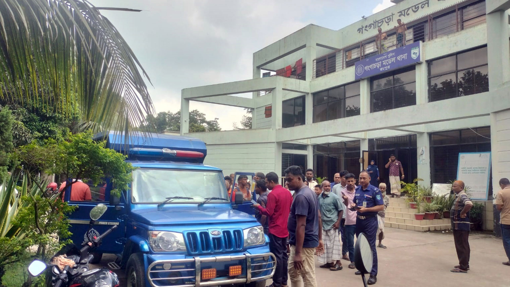 রংপুরে অটোরিক্সা চালকের গলাকাটা লাশ উদ্ধার