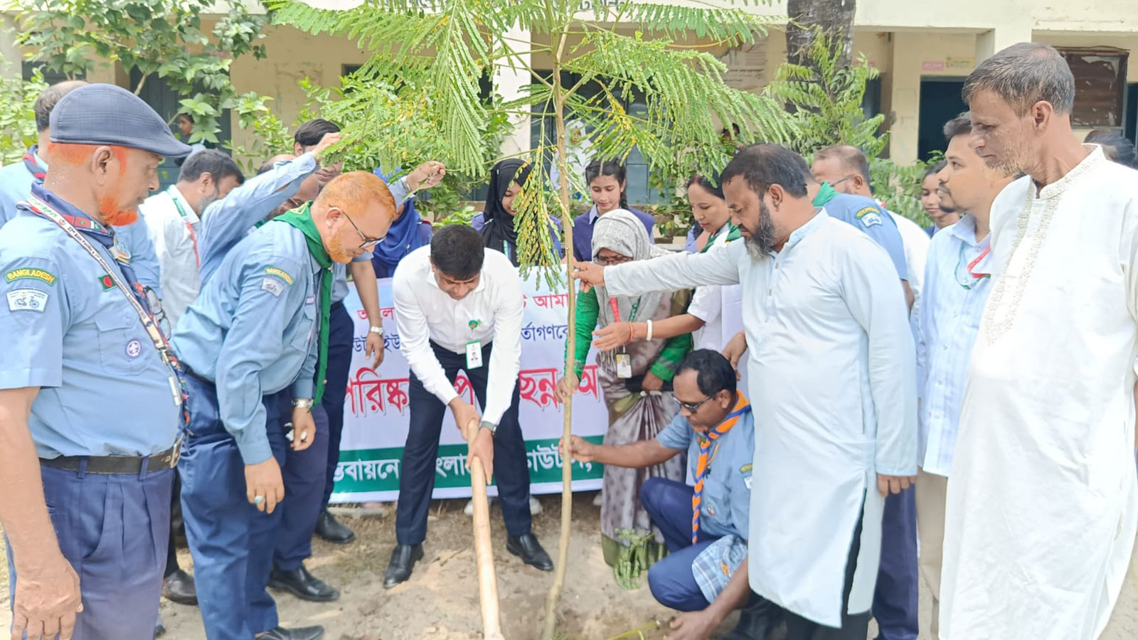 লালমনিরহাটে স্কাউটসের বৃক্ষরোপণ ও পরিষ্কার-পরিচ্ছন্নতা অভিযান