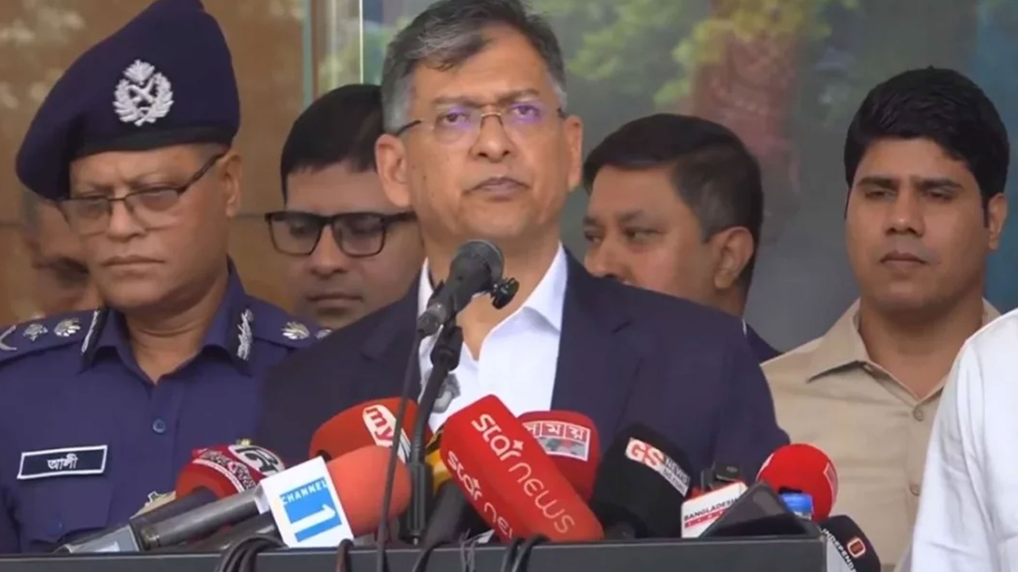 লুট হওয়া অস্ত্র উদ্ধারে বিশেষ ইউনিট, তথ্যদাতাকে ২ লাখ টাকা পুরস্কার: স্বরাষ্ট্রমন্ত্রী