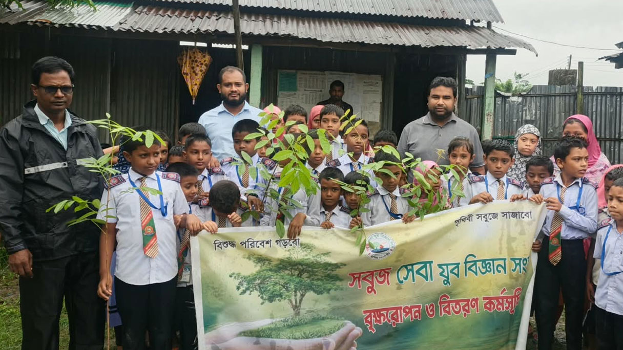 লালমনিরহাটে শিক্ষার্থীদের মাঝে গাছের চারা বিতরণ