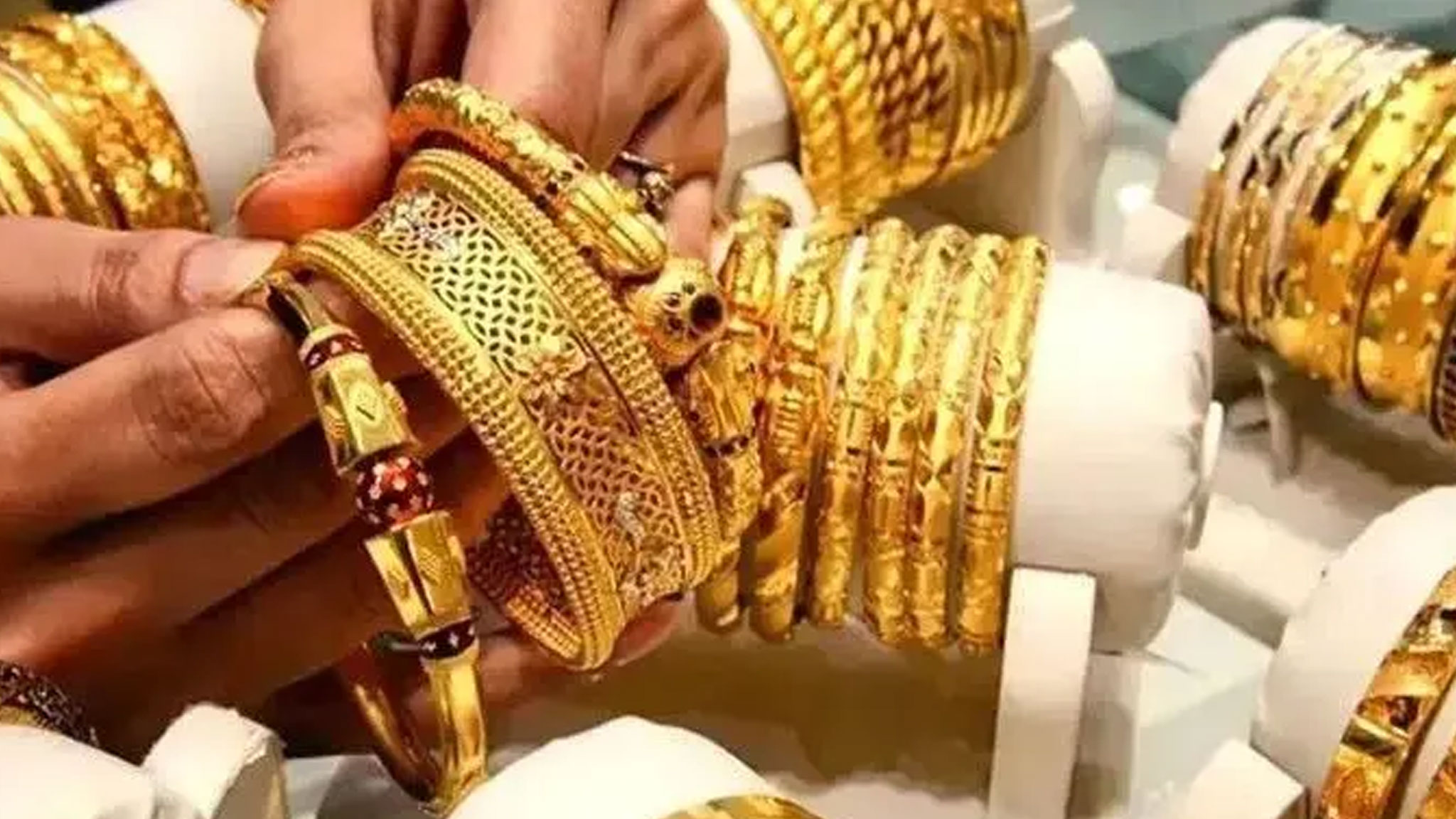 সপ্তাহের শুরুতেই কমলো সোনার দাম, কত টাকা ভরি