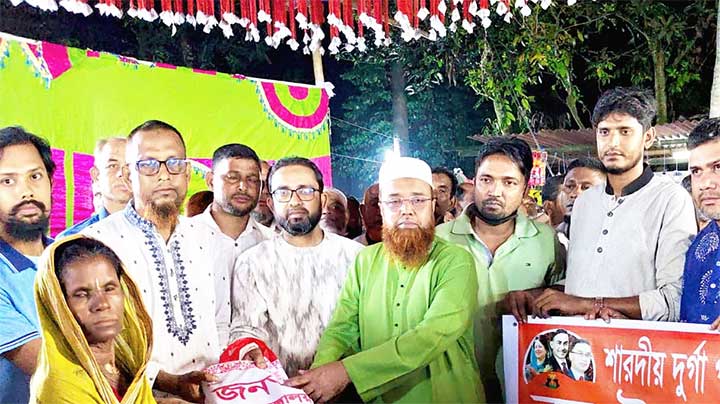 রাজারহাটে শারদীয় দুর্গোৎসবে স্বেচ্ছাসেবক দলের বস্ত্র বিতরণ 