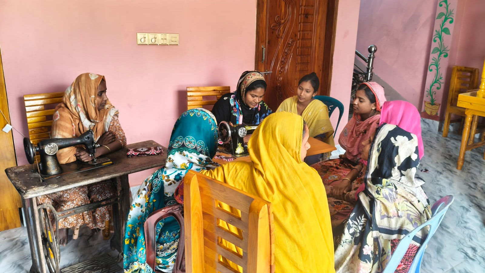 সারপুকুরে নারীদের সেলাই মেশিন উপহার দিলেন প্রফেসর ড. নিয়াজ খান ও তথ্যপ্রযুক্তি ব্যক্তিত্ব আনোয়ার খান