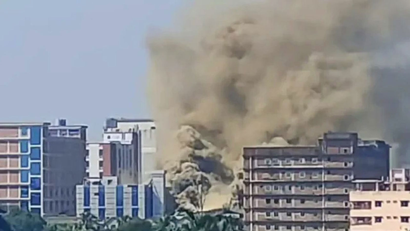 টঙ্গীতে ওষুধ কারখানায় আগুন, নিয়ন্ত্রণে ফায়ার সার্ভিসের ২১ ইউনিট