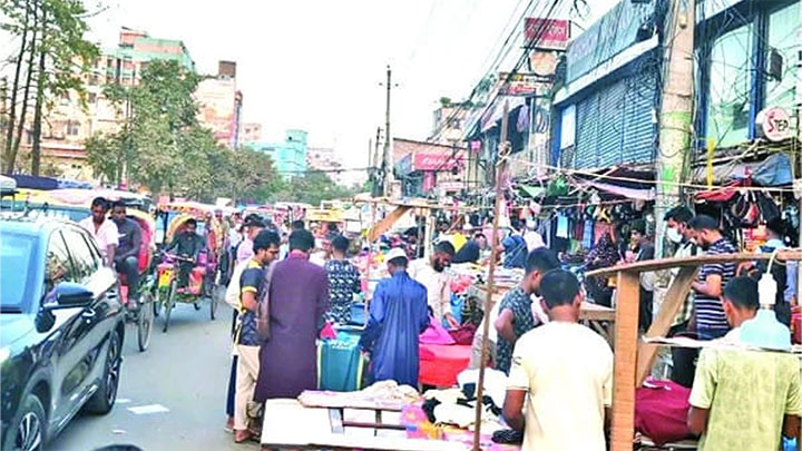 ১০০ ফিট সড়ক দখলে, উচ্ছেদের আশ্বাসেই দায়িত্ব শেষ?