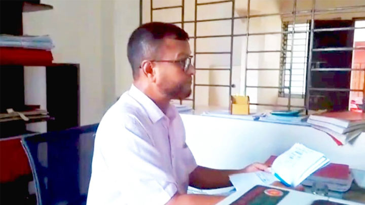 রাজারহাটে ভূমি সহকারী কর্মকর্তা আহসান হাবিবের রমরমা ঘুষ বাণিজ্য 