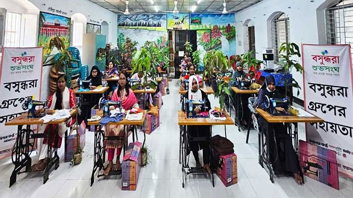 বসুন্ধরা গ্রুপের উদ্যোগে সেলাই মেশিন, স্বাবলম্বী হওয়ার নতুন সুযোগ ২০ নারীর