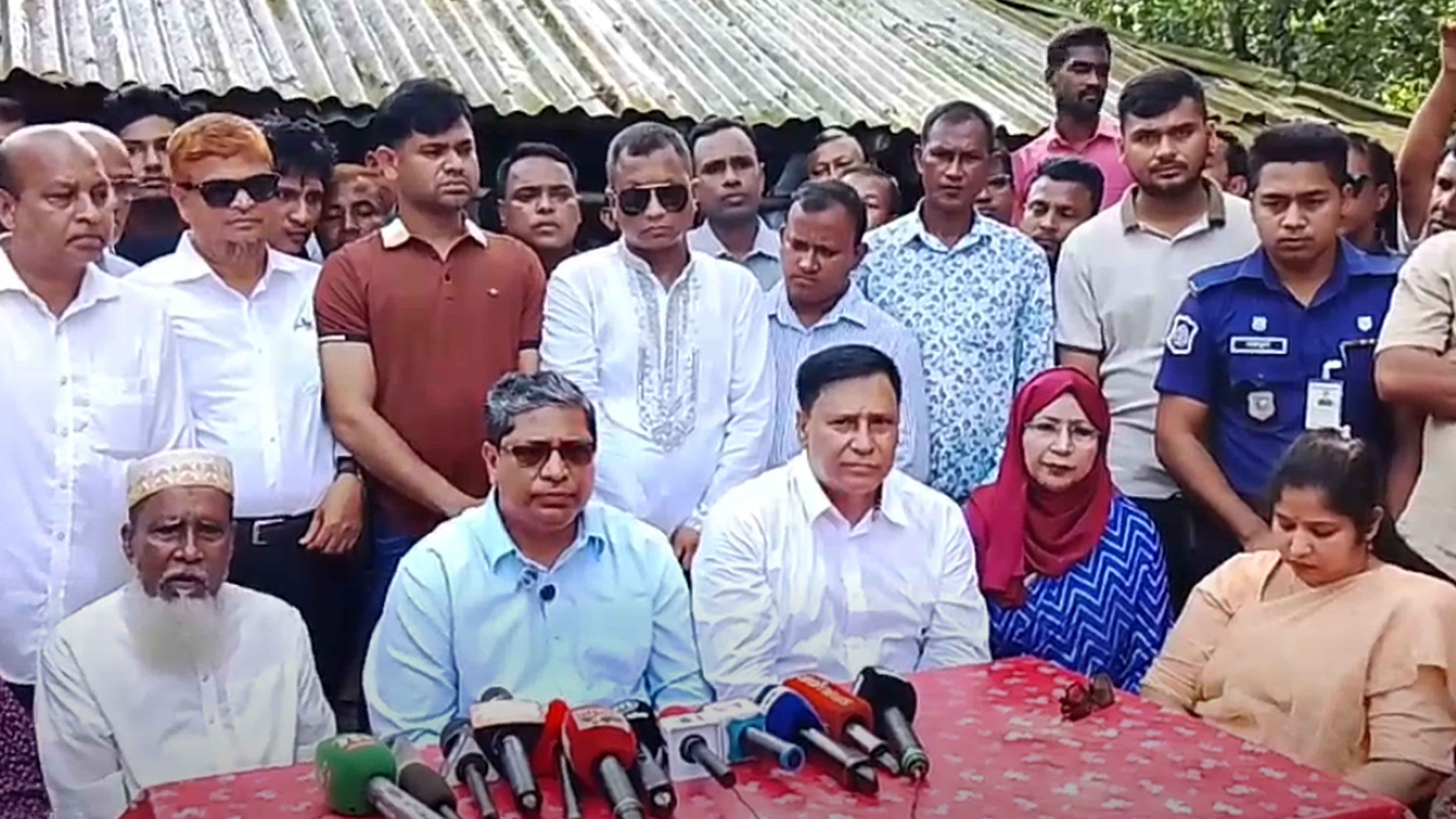 জনগণের সরকারকে হেয়-প্রতিপন্ন করতেএকটি দল কৃত্রিম সারের সংকট তৈরী করেছে ... রংপুরে এলজিআরডি প্রতিমন্ত্রী