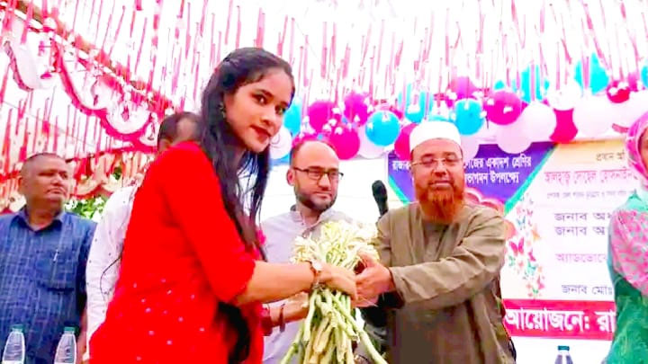 রাজারহাট মহিলা ডিগ্রি কলেজে নবীন বরণ অনুষ্ঠিত