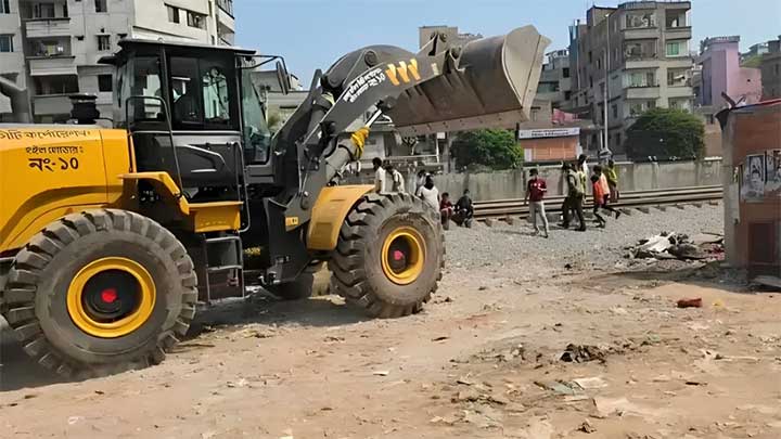 গেন্ডারিয়ায় ইশরাকের অভিযানের পর সেই মাদক আস্তানা উচ্ছেদ করছে পুলিশ