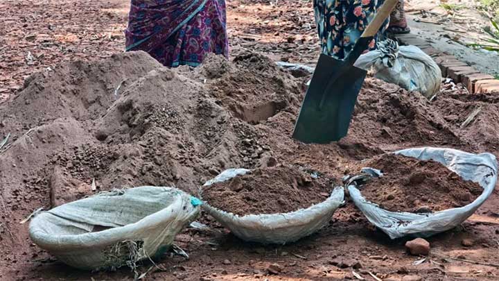 কুড়িগ্রামে দেড় কোটি টাকার সড়কে বালুর বদলে ইটের গুঁড়া, অনিয়মের অভিযোগ