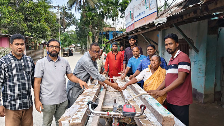 রাজারহাটে ঘরনির্মাণ পিলার পেলো ষাটোর্ধ বৃদ্ধা