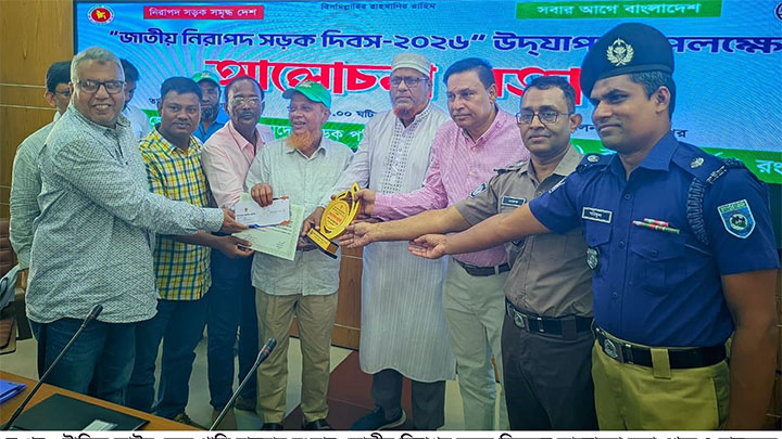 ট্রাফিক আইন মেনে গাড়ি চালনায় রংপুরে ৪ চালককে সম্মাননা প্রদান