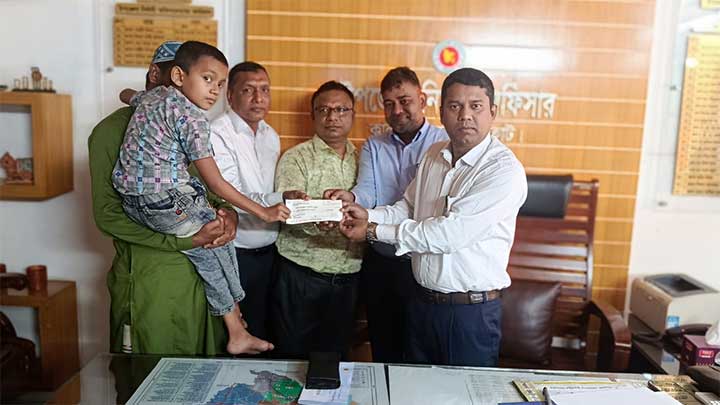 কালীগঞ্জে সেরিব্রাল পালসিতে আক্রান্ত দুই শিক্ষার্থীকে আর্থিক সহায়তা প্রদান।