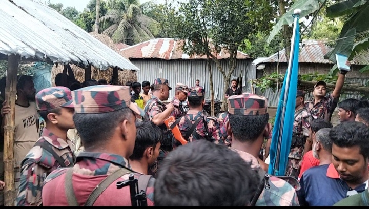 হাতীবান্ধায় স্থানীয়দের প্রতিরোধের মুখে ভারতীয় বিএসএফ দুটি শর্টগান ও একটি ওয়াকিটকি ফেলে পালিয়ে যায়