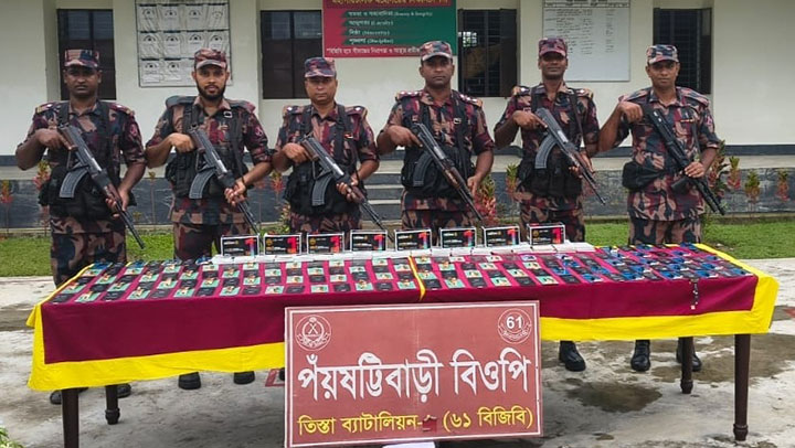 পাটগ্রাম সীমান্তে ৬১ বিজিবির  অভিযানে ৭ লাখ টাকা মূল্যের ভারতীয় মোবাইল ডিসপ্লে আটক