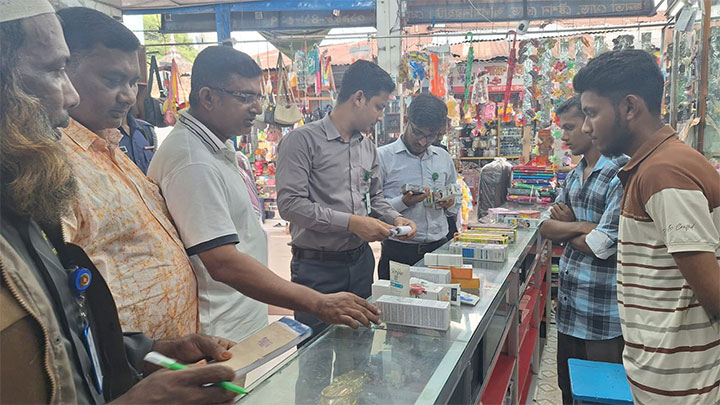 লালমনিরহাটে নকল কসমেটিক্সের বিরুদ্ধে মোবাইল কোর্ট