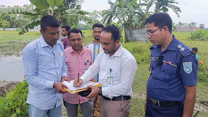 হাতীবান্ধায় আদালতের রায়ে প্রকৃত মালিককে জমির দখল বুঝিয়ে দিল প্রশাসন