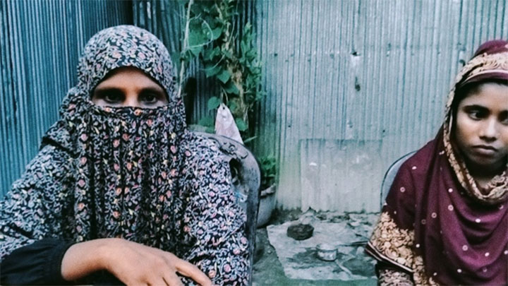 হাতীবান্ধায় যৌতুক ও জমি বিক্রয় করে নিতে না পারায় নির্যাতন : নিরাপত্তাহীনতায় সন্তানসহ আশ্রয়হীন মোমেনা 