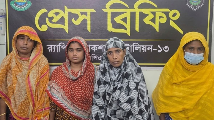 লালমনিরহাটে র‌্যাব-১৩ অভিযানে ১১ কেজি গাঁজাসহ চার নারী গ্রেপ্তার