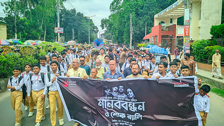 রংপুরে চার হত্যাকান্ডের তদন্ত নিয়ে অসন্তোষ সড়ক অবরোধ করে জিলা স্কুলের শিক্ষার্থীদের বিক্ষোভ : উত্তাল রংপুর