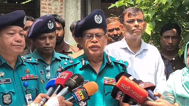 চার খুনের ঘটনায় তদন্তে আসা নানা প্রশ্নের জবাব পেশাদারিত্বের সাথে খুঁজছে পুলিশ